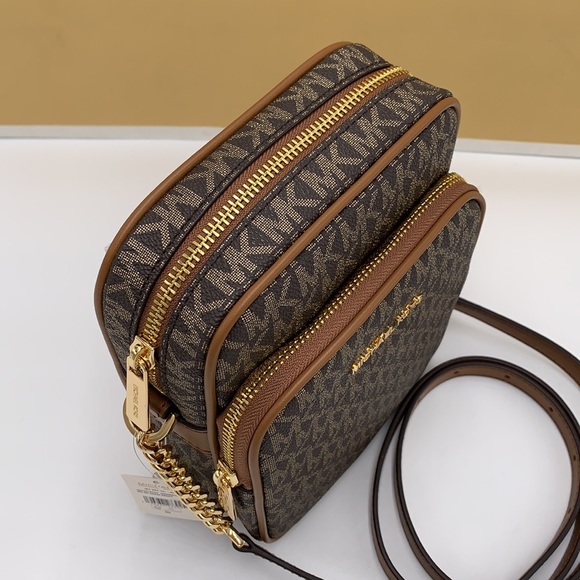 MICHAEL KORS
Jet Set Travel Medium Signature Logo Crossbody Bag
COLOR BR… - Picture 8 of 14